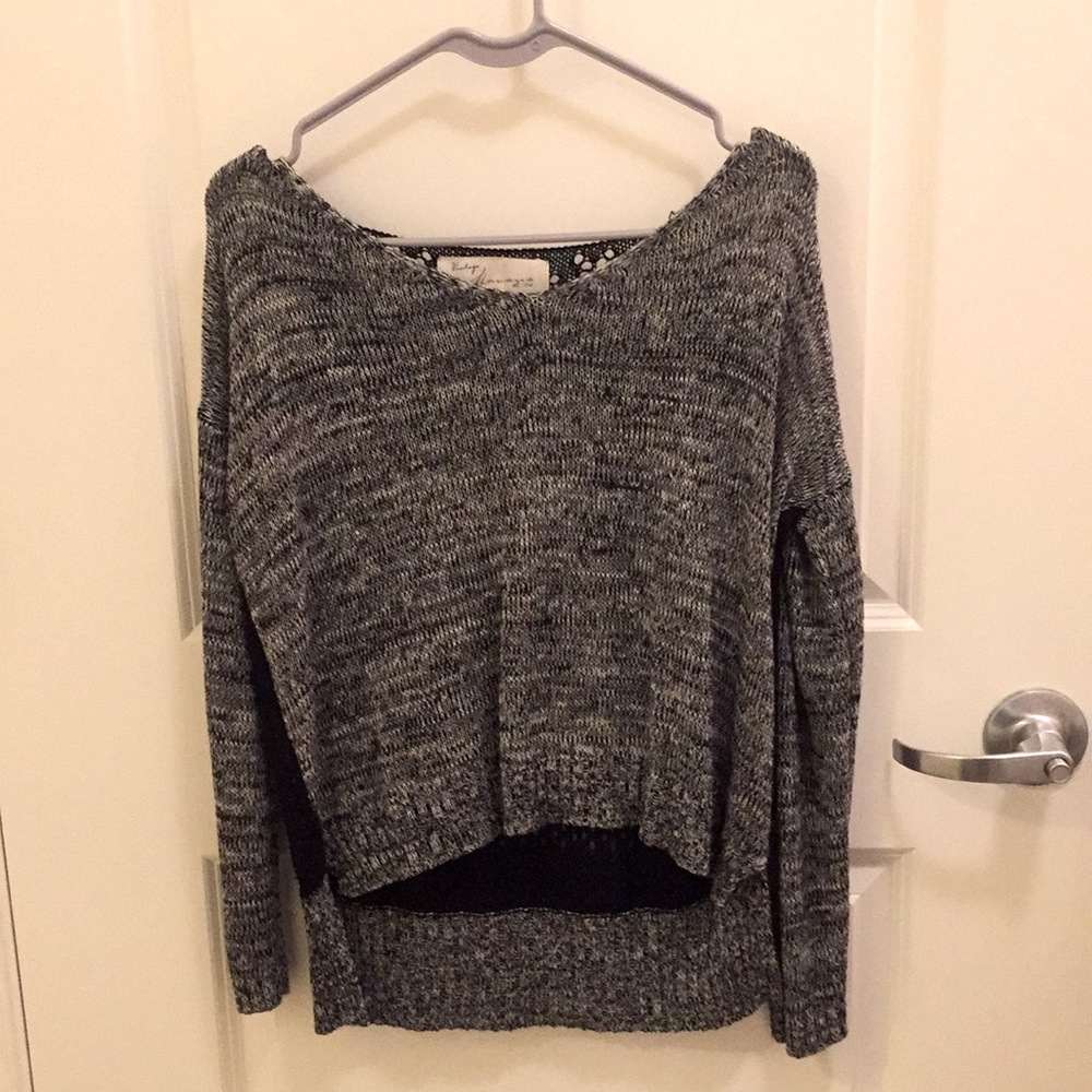 Long-sleeved grey sweater